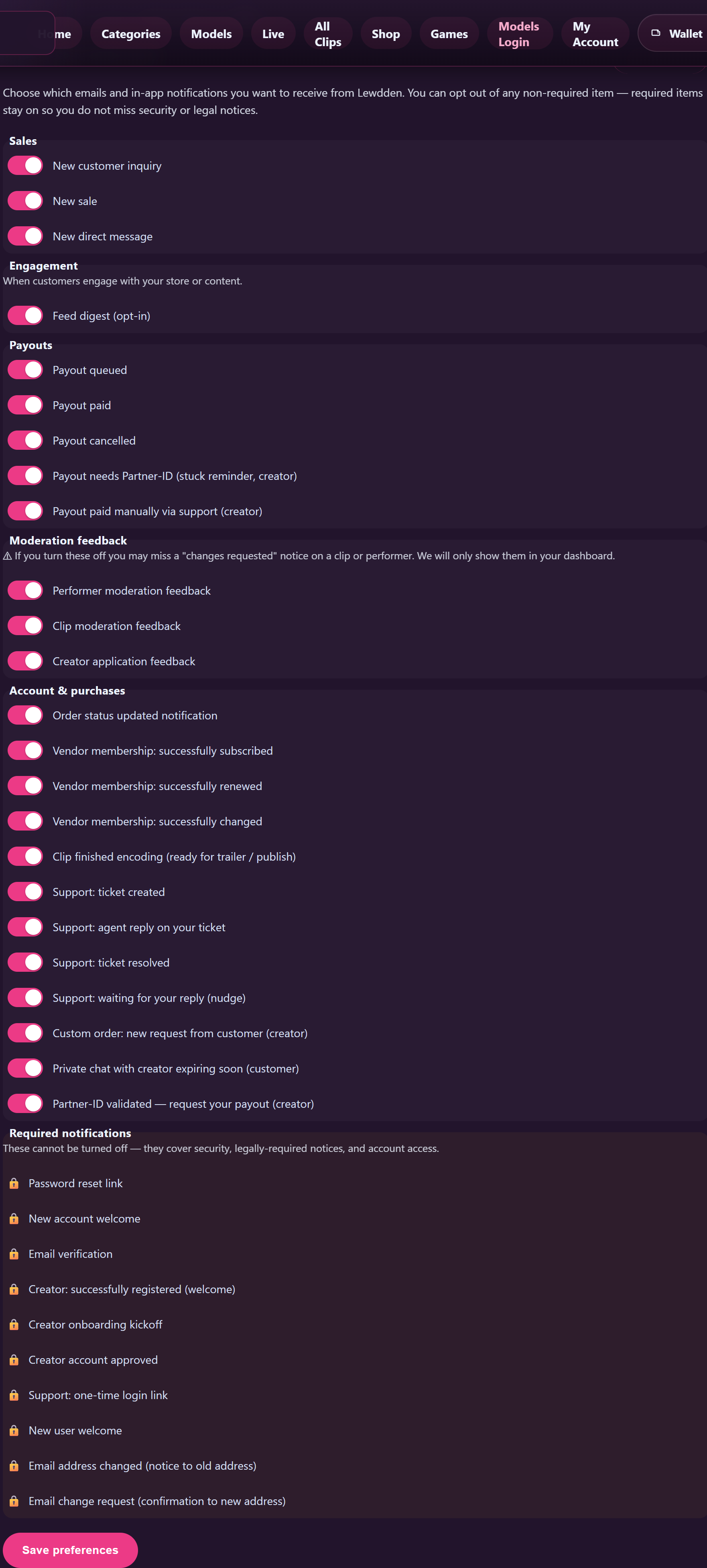 Benachrichtigungseinstellungen mit gruppierten E-Mail/In-App-Umschaltungen.
